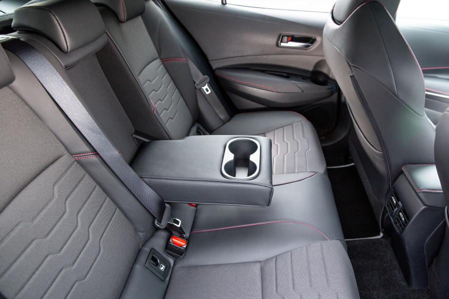 Интерьер Toyota Corolla Hybrid 2019 года  (UK) (фото 28 из 40)